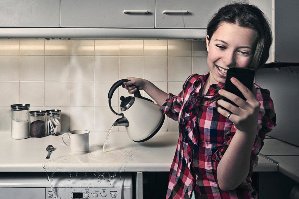 Club Wyndham Is Offering Travel Discounts to People Willing to Put Their Phones Down for a Few Minutes