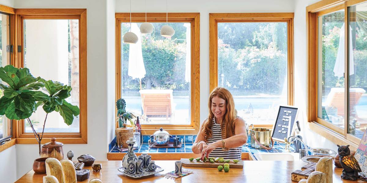 Kitchen/Bar Area with Hand Chairs
