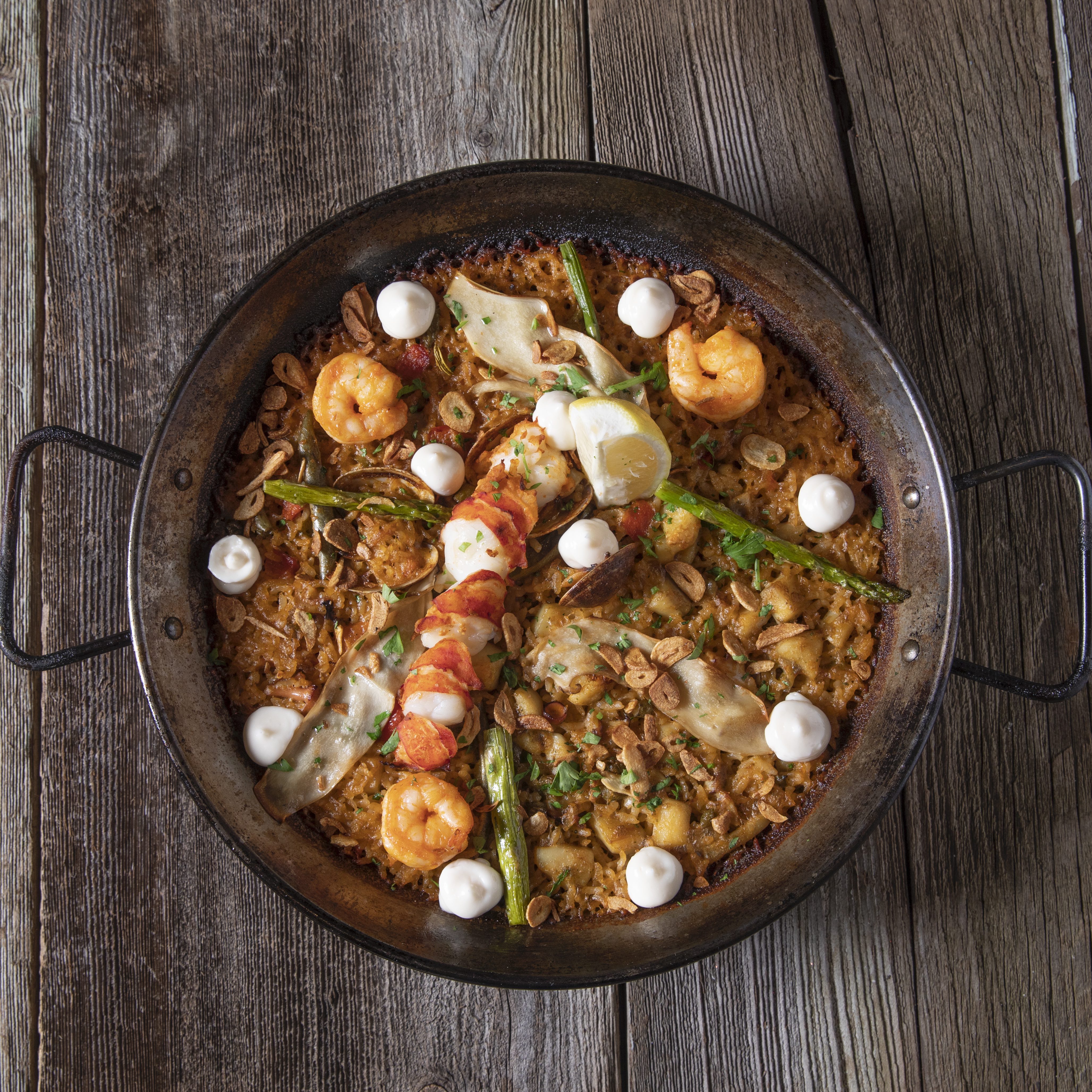 Royal paella for 40 people Luce bien, Sabe mejor / Looks good, tastes  even better ☎️ 786-366-7114 / ☎️ 305-600-8926 Instagram:…